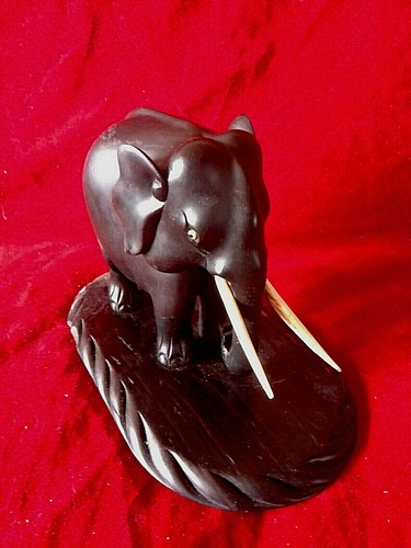 großer-Holzelefant-auf