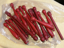 ROTE HOLZSTÄBE GEDRECHSELT