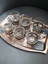 service 6 personen mit Tablet