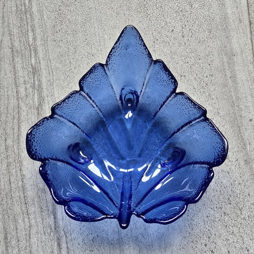 Blaue glasschale blattform - glasschale, in
