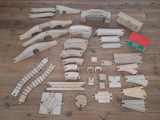 Holzeisenbahn Schienen 78 Teile Brücken Weichen Bahnhöfe, Duplo/Brio/Lillabo