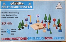 Altes Eichhorn Holzspielzeug, Verkehrsschilder,Bahnübergang,Bäume