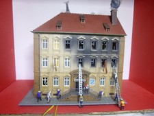 Pola - Brennendes Finanzamt mit Flackerlicht + Rauchgenerator in H0