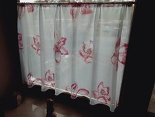 Scheibengardine mit modernem Blumendruck in rot 