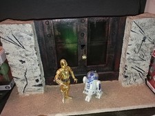Hochwertiges Star Wars Diorama mit Figuren C3Po und R2D2.  Jabbas Palast.