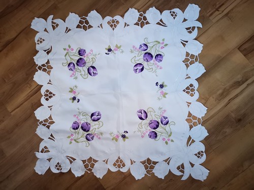 Tischdecke mit gestickten