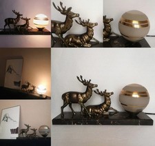 Art déco Tischlampe mit Marmorsockel und zwei Hirsch Skulpturen