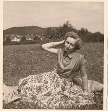 Vintage Foto Schöne blonde Frau im Gras Mode der 40er Jahre Momentaufnahme-2