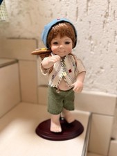 Porzellanpuppe Junge 30cm Trachten-Stil mit Korb