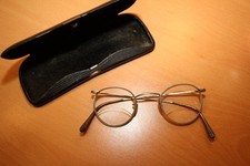 Alte antike Nickelbrille im