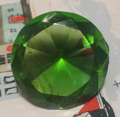 Grüne facettierte