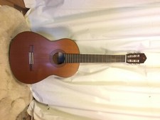 Schöne Akustik Gitarre gebraucht NP 400, leider Schraubenkopf gr. Loch unten