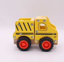 Muldenkipper aus Holz  mit sehr robusten  gummierten  Reifen