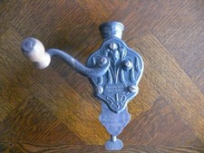 Über 100 Jahre alter Bohnenschneider mit Jugendstil Motiv massiv Gußeisen