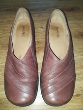 weinrote flache Schuhe, Gr