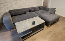 Ausziehbares Schlafsofa mit LED/RGB-Beleuchtung + Tisch