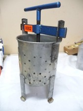 8002.        Alte Weinpresse