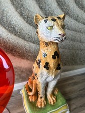 Leopard auf Kissen, Skulptur
