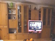 Wohnwand aus massiver Buche ist eine stilvolle Ergänzung für Ihr Wohnzimmer.