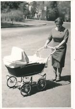 großes Foto aus der Zeit, Frau mit Kinderwagen in den 50er Jahren