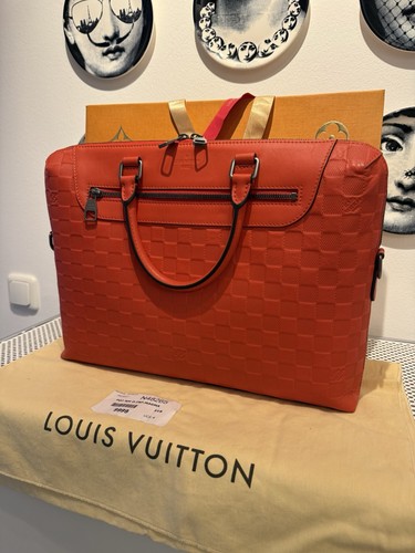 Louis vuitton porte - louis, documents