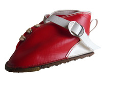 Paar alte Puppenschuhe mit