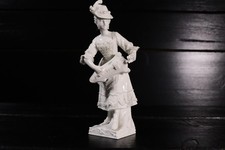 KPM Dame mit Drehleier 16,3cm