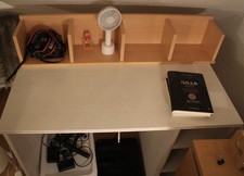 Schreibtisch mit Regalaufsatz