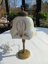Hübsche  alte Tischlampe mit Glas-Lampenschirm und Metallfuß