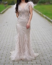 Abendkleid mit Federn, Steinchen, Schleppe, nude/rosa Farben