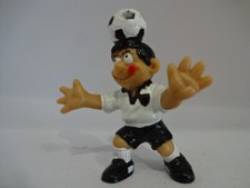 Fußballer / DFB Verteidiger beim Kopfball mit der  Nr.2 - 50 mm