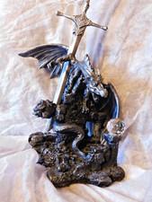 Großer drache auf schatzberg - großer,