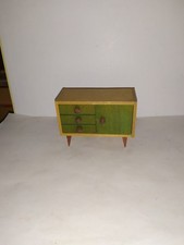 Alter kleiner Schrank um