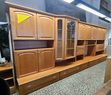 Anbauwand erle-farben mit integrierter Glasvitrine und TV-Teil (gebraucht)
