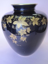 Vase C. M.  Hutschenreuther Hohenberg Kobalt Gold-Weinlaub.  