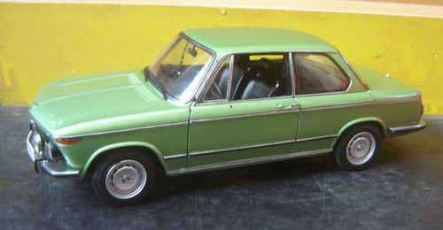 Autoart bmw 2002 - 1:18,
