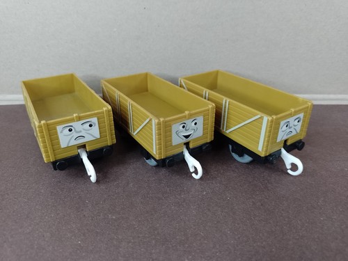 Drei gelbe lästige trucks - trucks,