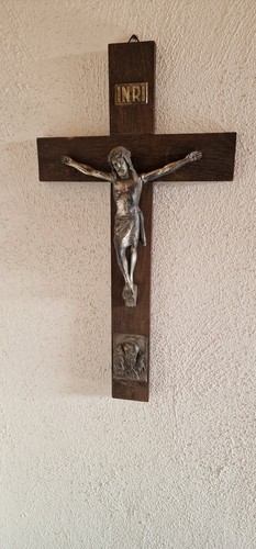Altes holzkreuz kruzefix mit - holzkreuz,
