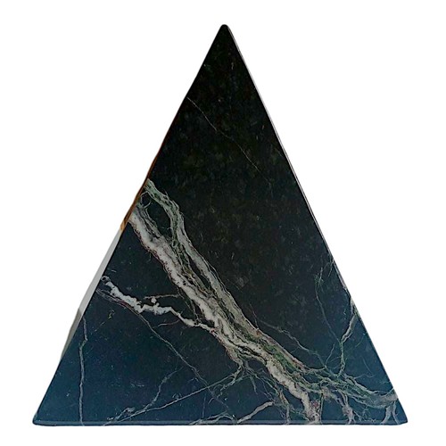 Pyramide aus grünem marmor - aus,