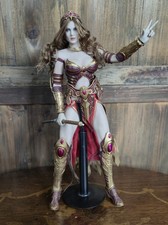 Fantasy Königin Figur 30 cm – gold-rote Rüstung mit Krone & Schwert –...
