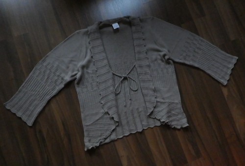 Beigebraune strickjacke mit - beigebraune,