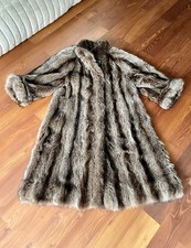 Oma Pelzmantel Waschbär