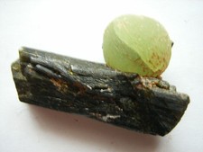 Großer EPIDOT Kristall mit aufgewachsener PREHNIT Kugel aus Mali