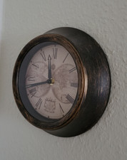 Wanduhr Nostalgie Antik  23x23x5cm Erdkugel Deko Quartz Batterie 1x AA Uhr NEU