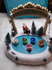 Kirmes -Schneelandschaft mit rotierenden Teetassen, Weihnachtsdorfszene