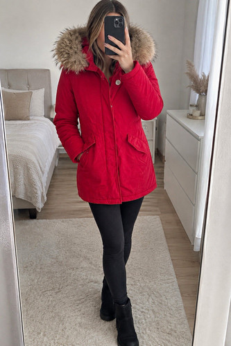 Rote winterjacke mit echtfell - rote,