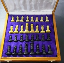 Schachspiel mit handgefertigten Steinfiguren; Indien 25,5 x 25,5 cm