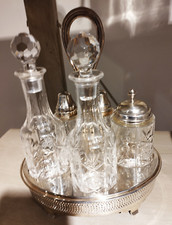 Schlichte elegante Silber Menage mit 5 verschiedenen  Kristall Flacons 800er Sil