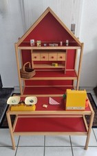 Kaufmannsladen aus Holz mit Kasse, Einkaufskorb und Waage