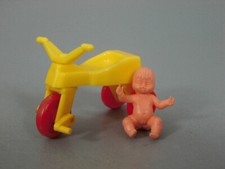 BABYS: Baby mit Dreirad (gelb/rot)